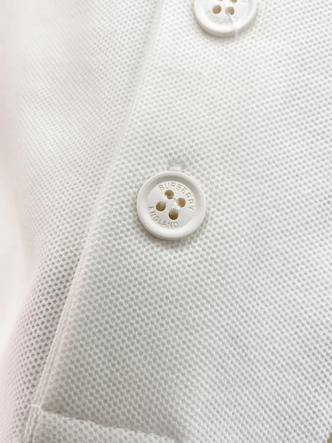 BURBERRY New Arrival Polo shirt, complete with three labels, original fabric, original customized accessories, official Same Style, using 210 grams of pure cotton pique fabric, customized same-tank dyed fabric, very comfortable and smooth to the touch, very wide and stylish, produced by a first-line brand on behalf of Factory, imported Behringer embroidery machine, embroidery is full and textured, imported Kangli direct-injection machine, printing is clear and textured, the collar rib is woven with imported yarn It will not lose shape after being worn for a long time. It is the most New Arrival style in spring and summer. It is fashionable and individual. It is super Versatile and looks good. It is very suitable for both men and women. It is a must-have for everyone. Size: S-XXL